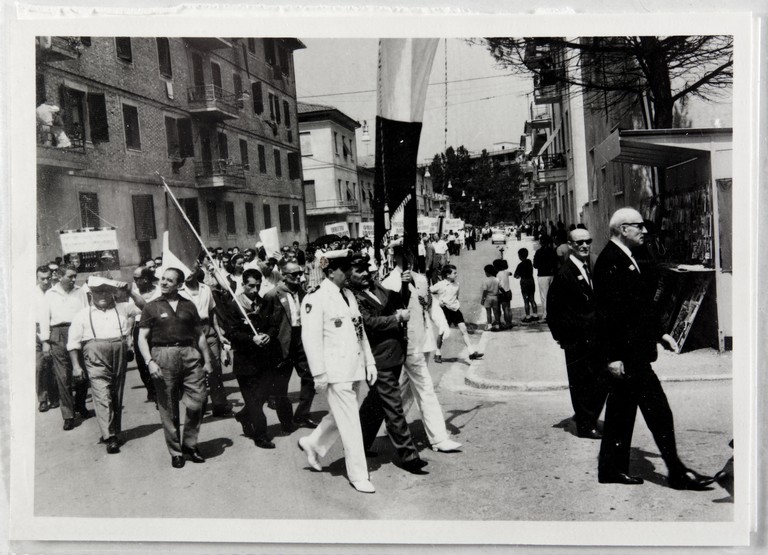Poggibonsi, 18-19 luglio 1964, XX° anniversario della liberazione e conferimento ad Alcide Cervi della cittadinanza onoraria. Corteo lungo le vie della città